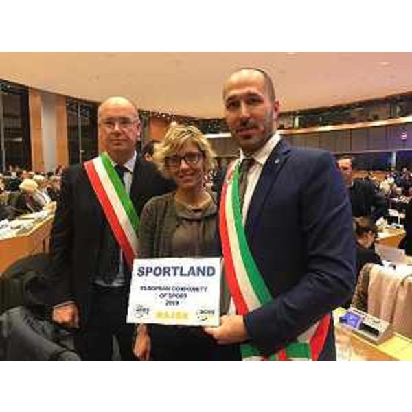 L’assessore regionale Finanze e Patrimonio Barbara Zilli a Bruxelles insieme al sindaco di Gemona Roberto Revelant (a destra) e quello di Buja Stefano Bergagna (a sinistra)