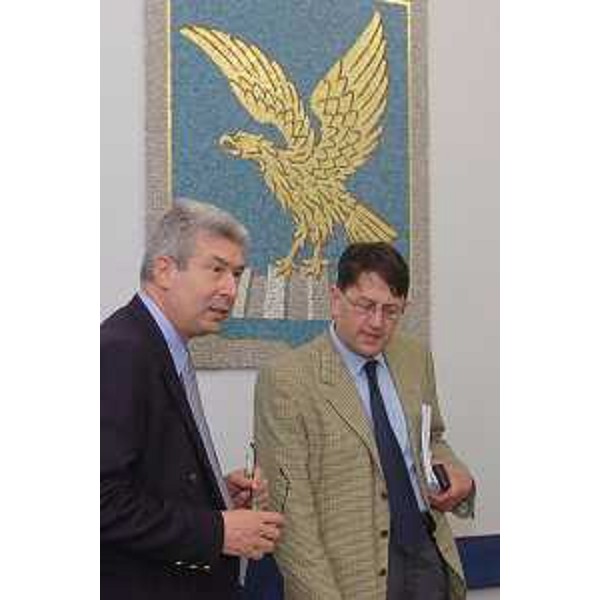 Lodovico Sonego (Assessore Regionale alla pianificazione territoriale, energia, mobilità e infrastrutture di trasporto) e Gabriele Martinago (ICE) alla conferenza stampa su "ADRIATIC LOGISTIC FORUM" (Trieste, 16/06/05)