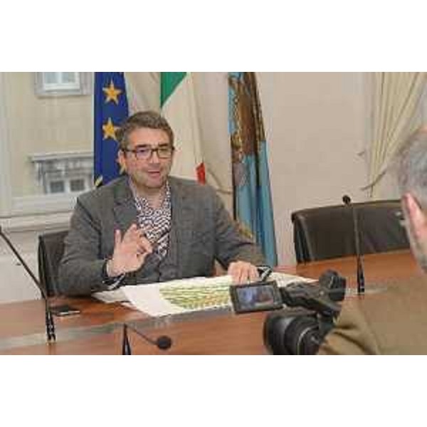 L'assessore FVG alle Autonomie locali, Pierpaolo Roberti, durante la conferenza stampa 