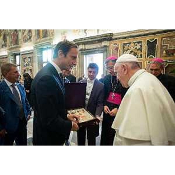 Il momento in cui il governatore della Regione, Massimiliano Fedriga, ha donato al Papa alcuni oggetti del nostro territorio, tra cui un mosaico realizzato dalla scuola di Spilimbergo, che raffigura un bassorilievo presente ad Aquileia.