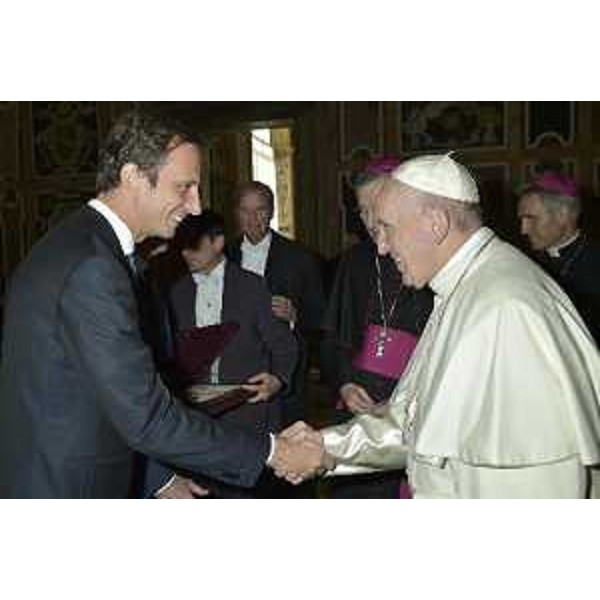 La stretta di mano tra il governatore della Regione, Massimiliano Fedriga, e il Santo Padre.
