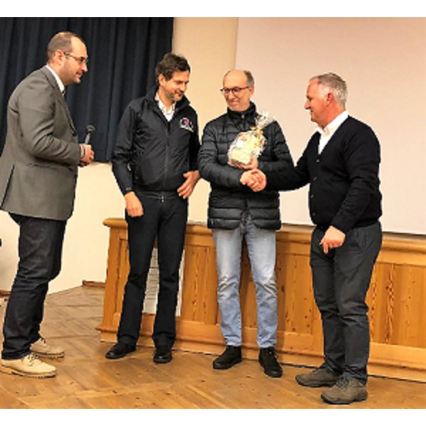Il sindaco di Sappada, Manuel Piller Hoffer, consegna al vicegovernatore con delega alla Salute e Protezione civile, Riccardo Riccardi, e al direttore della Protezione civile Fvg, Amedeo Aristei, il premio "Rollate d'oro". A destra il vicesindaco Marco Rossa.