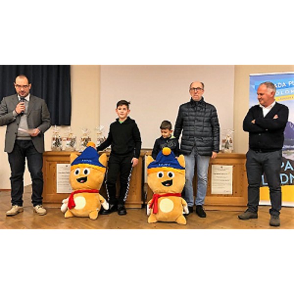 Riccardi con sindaco e vicesindaco di Sappada e i due bambini di Venzone premiati con la mascotte di Nevelandia per aver donato la loro "paghetta" al Comune a favore delle famiglie colpite dal maltempo.