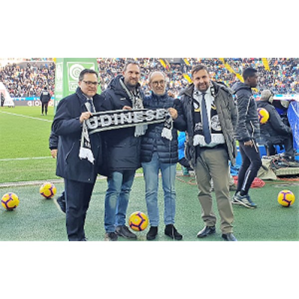 Il vicegovernatore con delega alla Protezione civile, Riccardo Riccardi, riceve 8 mila euro a favore delle popolazioni colpite dal maltempo raccolte dall'Associazione Udinese Club (Auc) tra i tifosi prima della partita Udinese-Atalanta. Da sinistra con il direttore generale dell'Udinese Calcio Franco Collavino; con il presidente Auc Daniele Muraro e il consigliere regionale Edy Morandini.