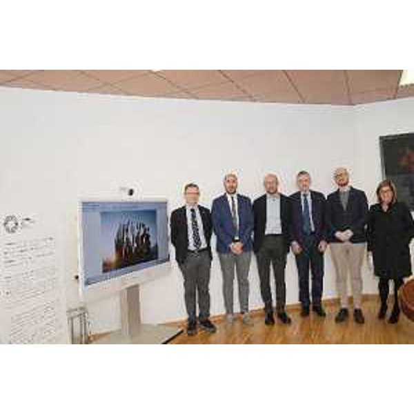 L'assessore regionale Stefano Zannier, nella foto di gruppo, durante la presentazione dell'installazione "Radura" 