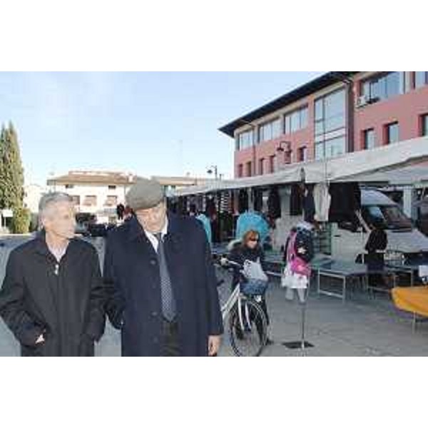 Riccardo Illy (Presidente Regione Friuli Venezia Giulia) e Carlo Mucignat (Sindaco Cordenons) nei pressi del mercato di Cordenons. (Cordenons 16/11/07)