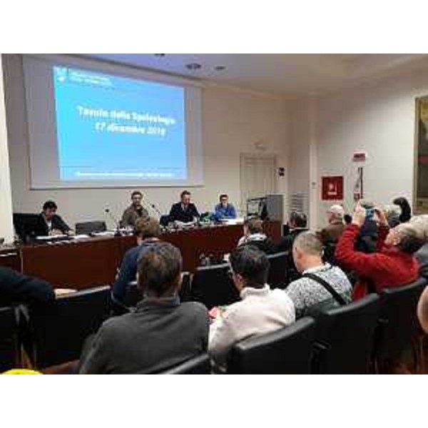 L'assessore regionale all'Ambiente Fabio Scoccimarro al Tavolo speleologia in sala Predonzani della Regione a Trieste
