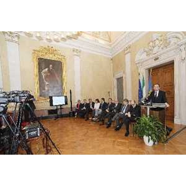 Il presidente Fedriga insieme agli assessori alla conferenza stampa di fine anno