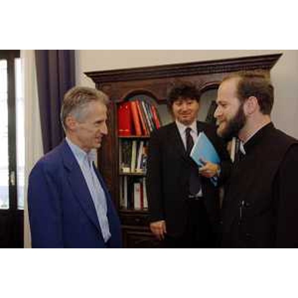 Riccardo Illy (Presidente Regione Friuli Venezia Giulia) incontra Padre Constantin Eusebiu Negrea (inviato dal Patriarcato Ortodosso Romeno a Trieste) (Trieste, 15/06/05)