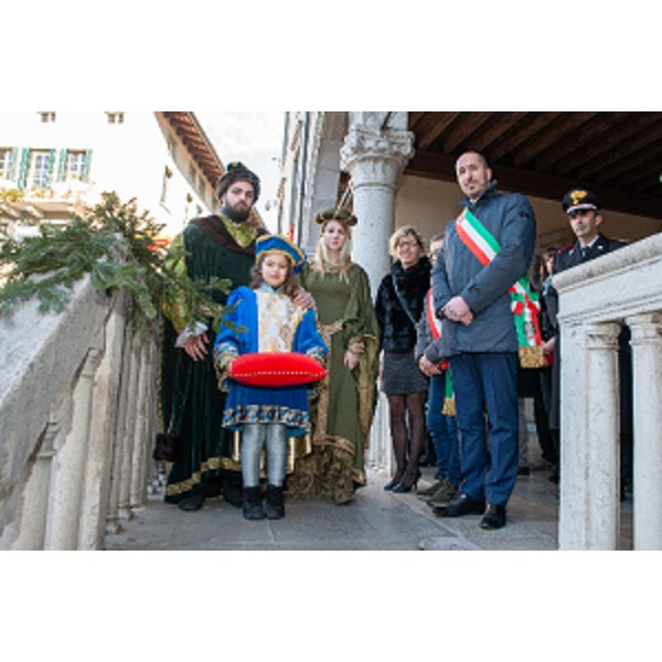 L'assessore regionale Barbara Zilli e il sindaco di Gemona Roberto Revelant alla rievocazione medievale per la Santa Messa del Tallero di Gemona