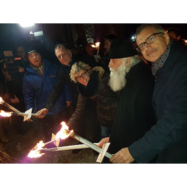 L'accensione del Pignarul Grant con (da sinistra) il sindaco di Tarcento Steccati, il Vecchio Venerando e il presidente del Consiglio regionale Zanin.