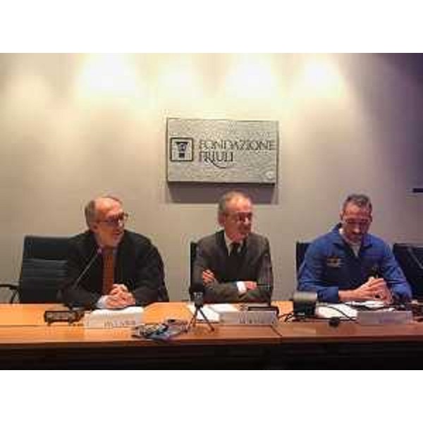 Il vicegovernatore del Friuli Venezia Giulia, Riccardo Riccardi, con il presidente della Fondazione Friuli, Giuseppe Morandini, e il maggiore Gaetano Farina, comandante della Pattuglia Acrobatica Nazionale Frecce Tricolori durante la presentazione del progetto "A scuola con le Frecce Tricolori" - Udine, 8 gennaio 2019