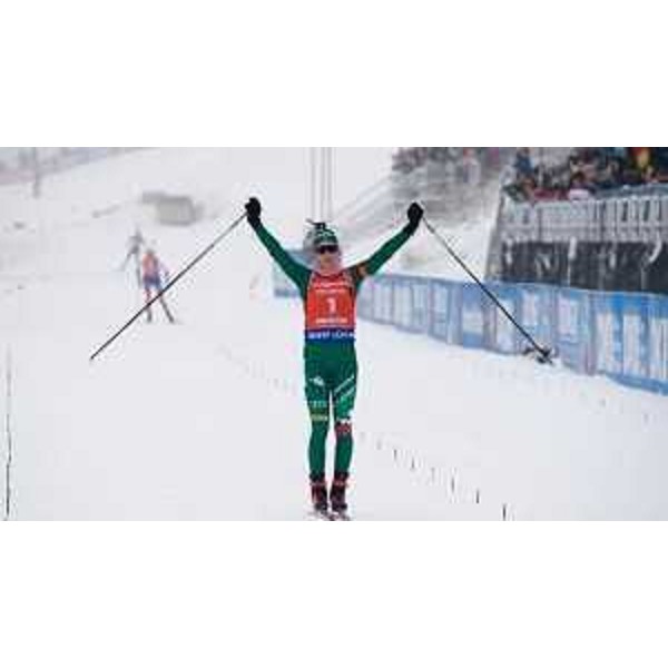 La sappadina Lisa Vittozzi taglia vittoriosamente il traguardo della prova di inseguimento a Oberhof (Germania), valida per la coppa del Mondo di biathlon.