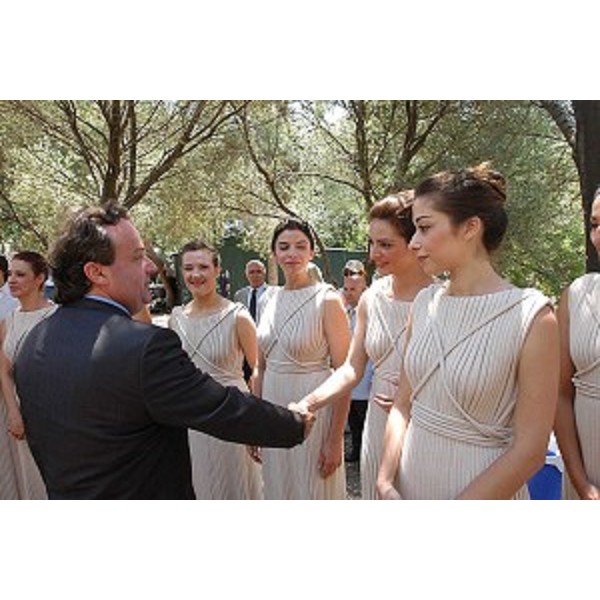 Silvano Delzotto (Sindaco di Lignano) con le vestali (Atene, 13/06/05)