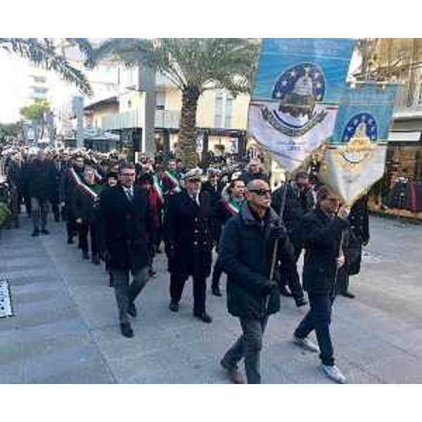 Il corteo lungo le vie di Lignano Sabbiadoro fino alla chiesa parrocchiale di San G. Bosco per la celebrazione della Santa Messa