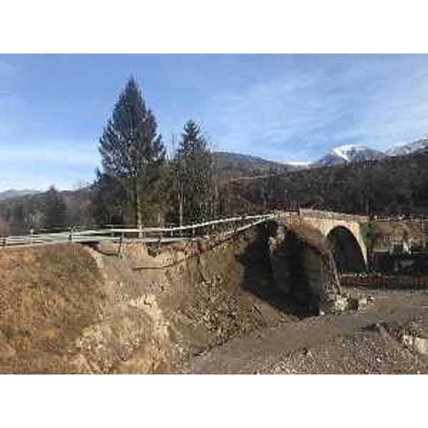 Il vicegovernatore del FVG Riccardo Riccardi in sopralluogo con il vicepresidente del Consiglio regionale Stefano Mazzolini al ponte di San Martino a Ovaro.