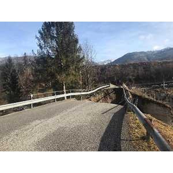 Il vicegovernatore del FVG Riccardo Riccardi in sopralluogo con il vicepresidente del Consiglio regionale Stefano Mazzolini al ponte di San Martino a Ovaro.