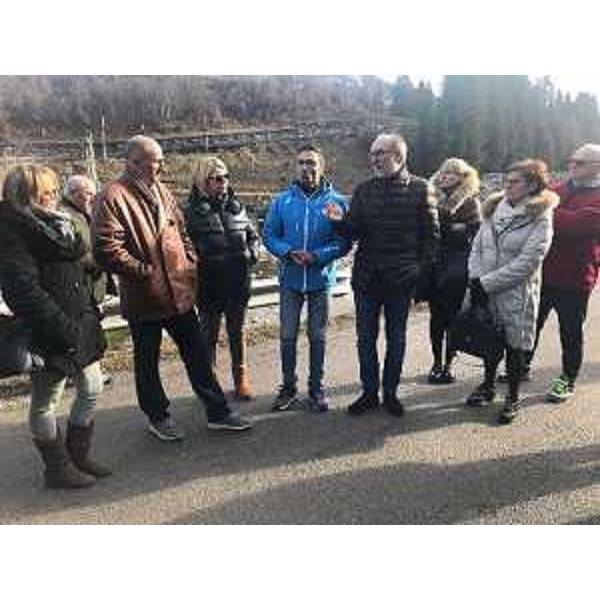 Il vicegovernatore del FVG Riccardo Riccardi in sopralluogo con il vicepresidente del Consiglio regionale Stefano Mazzolini al ponte di San Martino a Ovaro. Si intrattiene con la popolazione 