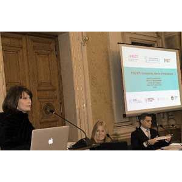 L'assessore regionale Alessia Rosolen mentre conclude l'incontro dedicato alla presentazione dei progetti del Programma di cooperazione Fvg Mit