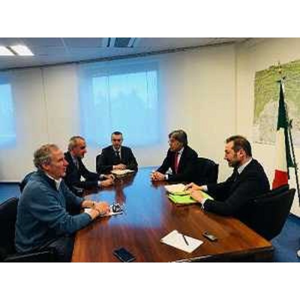 L'assessore al Turismo del Friuli Venezia Giulia, Sergio Emidio Bini, insieme al direttore generale di PromoturismoFvg, Lucio Gomiero, durante l'incontro con l'assessore al Turismo del Comune di Lignano Sabbiadoro, Massimo Brini.