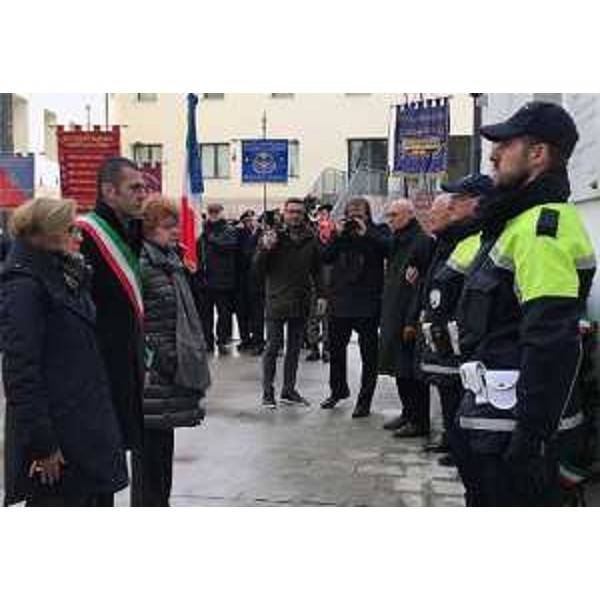 La deposizione della corona di alloro sotto la lapide presente nell'ex Provincia di Pordenone, a ricordo delle vittime delle foibe.