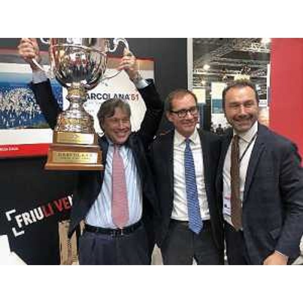 L'assessore alle Attività produttive Sergio Emidio Bini alza la coppa della Barcolana insieme all'organizzatore dell'evento velico Mitja Gialuz e il direttore generale di PromoturismoFvg Lucio Gomiero.