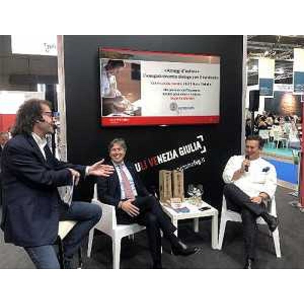 L'assessore regionale alle Attività produttive Sergio Emidio Bini con lo chef stellato Emanuele Scarello nello spazio espositivo del Friuli Venezia Giulia alla Borsa internazionale del turismo (Bit) di Milano.
