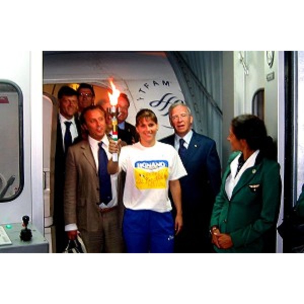 Elisabetta Marin (giavellottista del Cus Trieste), Emilio Felluga (presidente del Comitato organizzatore di "Lignano 2005") e Giovanni Iermano (Assessore comunale allo Sport di Lignano) arrivano all'aeroporto di Ronchi dei Legionari (Atene, 13/06/05)