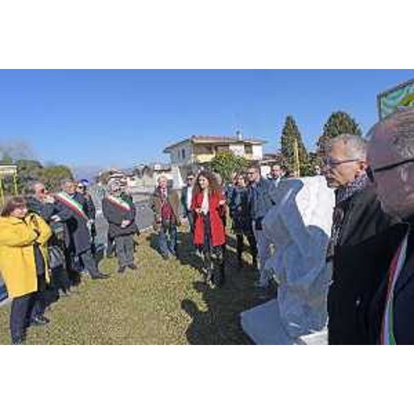 L'assessore alle Autonomie locali del Friuli Venezia Giulia, Pierpaolo Roberti, con il presidente del Consiglio regionale, Piero Mauro Zanin, all'inaugurazione della rotatoria all'imbocco di via Da Vinci a Reana del Rojale (Udine) - 18 febbraio 2019