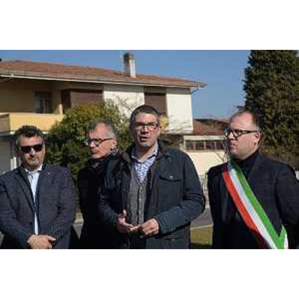 L'assessore alle Autonomie locali del Friuli Venezia Giulia, Pierpaolo Roberti, con il presidente del Consiglio regionale, Piero Mauro Zanin e il sindaco, Emiliano Canciani, all'inaugurazione della rotatoria all'imbocco di via Da Vinci a Reana del Rojale (Udine) - 18 febbraio 2019