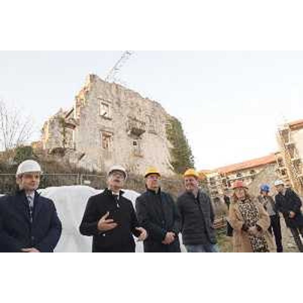 Un momento della cerimonia di consegna dei lavori del primo stralcio esecutivo del II lotto del recupero organico del castello di Colloredo