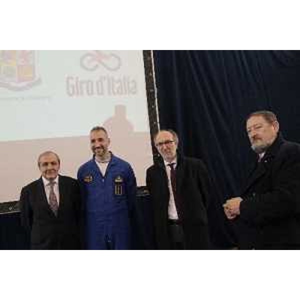 Il direttore del Giro d'Italia Mauro Vegni, il comandante delle Frecce tricolori Gaetano Farina, il vicegovernatore del Friuli Venezia Giulia Riccardo Riccardi e il prefetto di Udine Angelo Ciuni 
