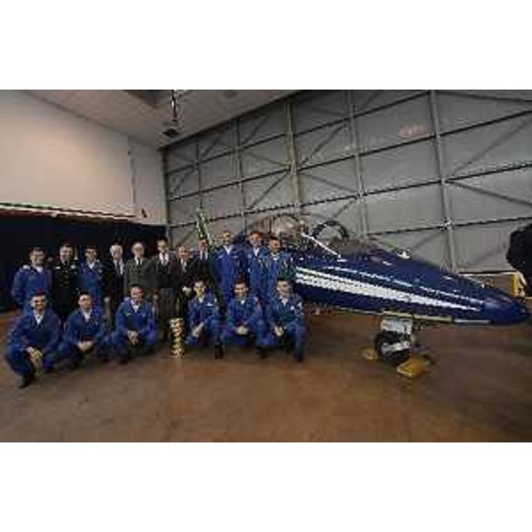 Massimiliano Fedriga e Riccardo Riccardi nella foto di gruppo insieme ai piloti delle Frecce tricolori
