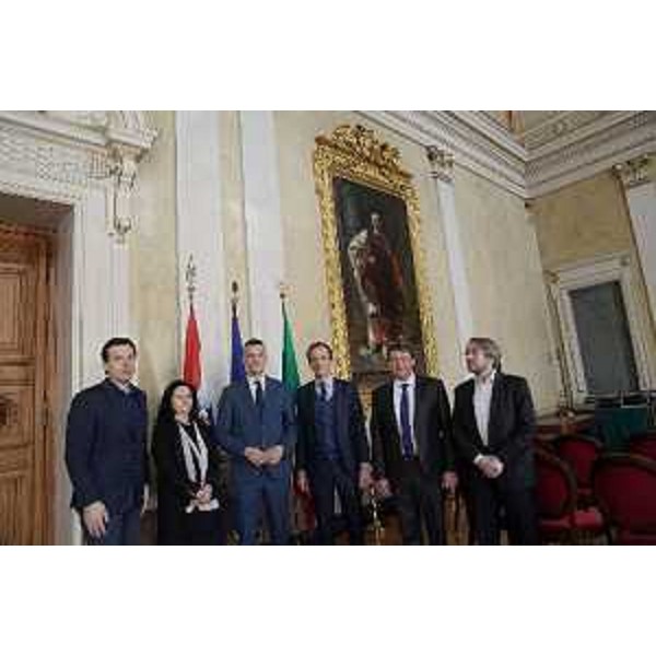 Il governatore del Friuli Venezia Giulia, Massimiliano Fedriga, il presidente della Regione Istriana, Valter Flego, la sua vicepresidente, Giuseppina Rajko, l’assessore alla Cultura, Vladimir Torbica, il sindaco di Cittanova (Novigrad), Anteo Milos, e il consigliere regionale Fvg Danilo Slokar