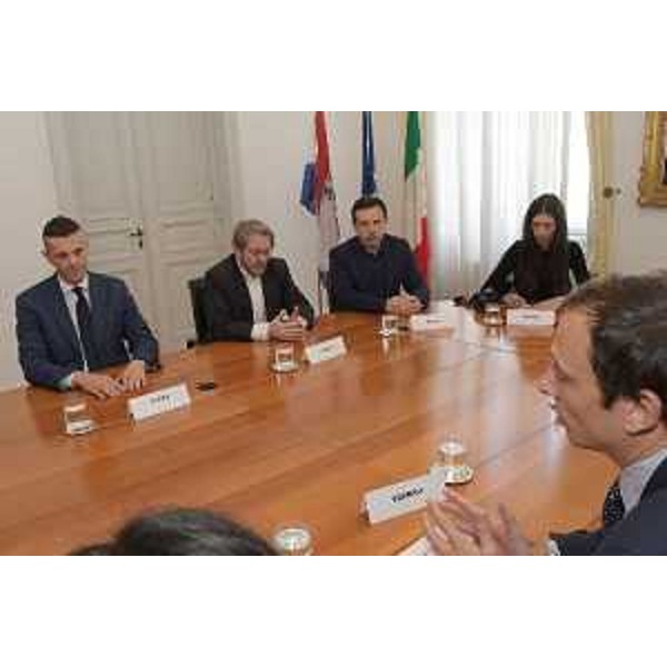 Il governatore del Friuli Venezia Giulia, Massimiliano Fedriga, durante l’incontro tenutosi a Trieste con il presidente della Regione Istriana, Valter Flego, la sua vicepresidente, Giuseppina Rajko, l’assessore alla Cultura, Vladimir Torbica, il sindaco di Cittanova (Novigrad), Anteo Milos, e il consigliere regionale Fvg Danilo Slokar, al termine del quale i buoni rapporti tra la nostra Regione e quella Istriana sono stati suggellati con un “Brindisi dell’amicizia”.