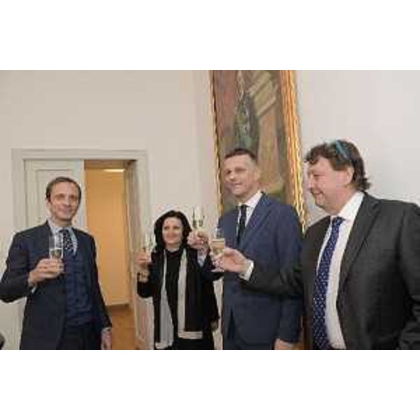 Il “Brindisi dell’amicizia” tra il governatore del Friuli Venezia Giulia, Massimiliano Fedriga, il presidente della Regione Istriana, Valter Flego, la sua vicepresidente, Giuseppina Rajko, l’assessore alla Cultura, Vladimir Torbica, il sindaco di Cittanova (Novigrad), Anteo Milos, e il consigliere regionale Fvg Danilo Slokar