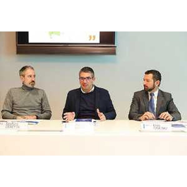 L'assessore regionale alle Autonomie locali Pierpaolo Roberti alla presentazione del nuovo modello gestionale dello Sportello regionale per la lingua friulana assieme al presidente e al direttore di ARLeF Eros e William Cisilino
