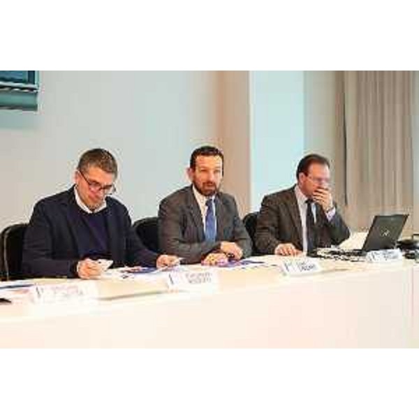 L'assessore regionale alle Autonomie locali Pierpaolo Roberti alla presentazione del nuovo modello gestionale dello Sportello regionale per la lingua friulana assieme al presidente e al direttore di ARLeF Eros e William Cisilino