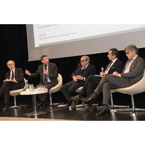 La tavola rotonda a cui sono intervenuti il vicegovernatore Riccardo Riccardi; Maurizio Lupi, presidente dell'Intergruppo parlamentare; Giuseppe Bono, amministratore delegato Fincantieri; Ettore Rosato, vicepresidente della Camera dei Deputati; Sergio Emidio Bini, assessore regionale alle Attività produttive