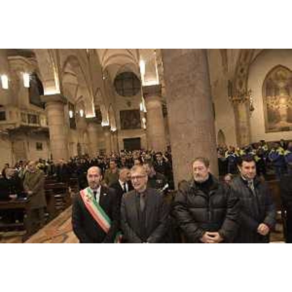 Il sindaco di Gemona Roberto Revelant, il presidente del Consiglio regionale Piero Mauro Zanin, il prefetto di Udine Angelo Ciuni e il consigliere regionale Franco Iacop al trigesimo in memoria di Zamberletti nel duomo di Gemona