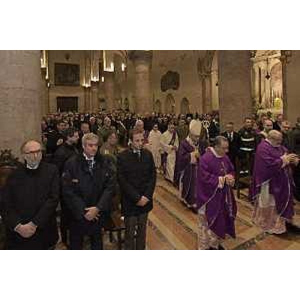 Il governatore Fedriga con il capo dipartimento PC Borelli e il vicegovernatore Riccardi assistono alla cerimonia religiosa per il trigesimo in ricordo di Zamberletti nel duomo di Gemona
