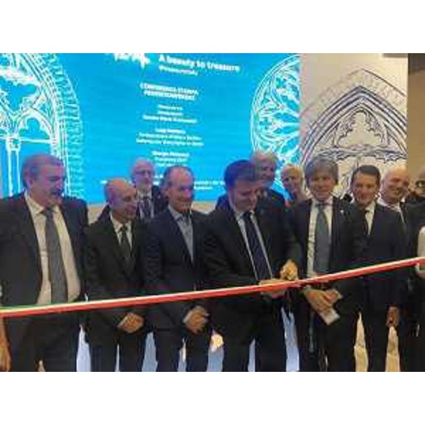 L'assessore regionale al Turismo, Sergio Emidio Bini, al taglio del nastro del padiglione dell'Enit a Berlino all'interno del complesso fieristico Itb