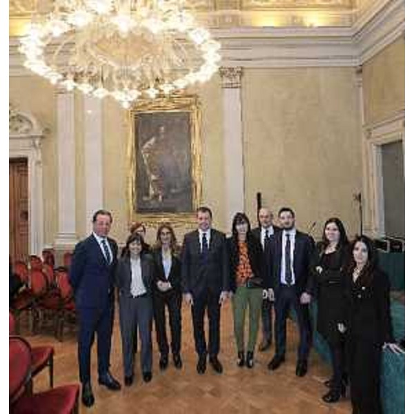 La delegazione parlamentare composta dai deputati Marco Maggioni, Debora Serracchiani, Stefania Ascari, Raphael Raduzzi e dalla senatrice Patty L'Abbate i quali, assieme al segretario generale dell'Ince, Roberto Antonione, e all'assessore regionale all'Ambiente ed Energia, Fabio Scoccimarro, hanno visitato il palazzo dell'ex Lloyd Triestino di navigazione, ora sede della Giunta regionale.