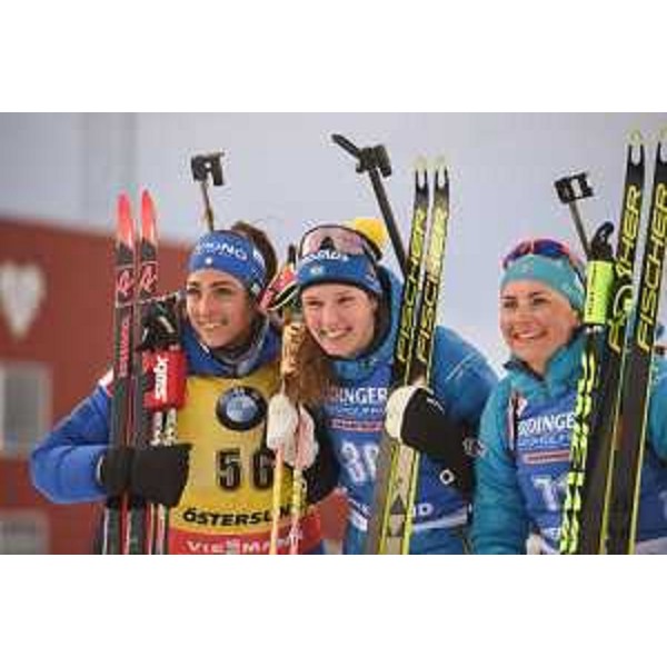 La sappadina Lisa Vittozzi (prima da sx) argento mondiale nella 15 km individuale di biathlon a Oestersund, in Svezia