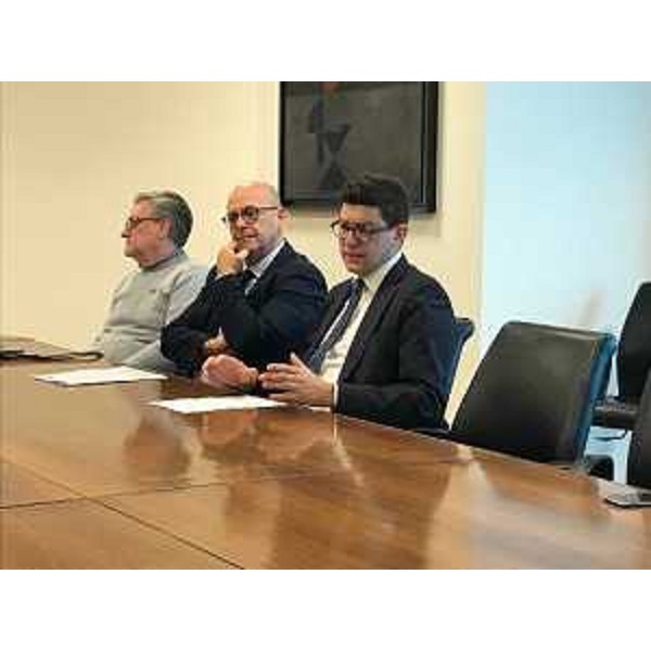 L'assessore regionale ai Sistemi informativi, Sebastiano Callari, in conferenza stampa, a Udine, con il presidente di Insiel spa, Simone Puksic.