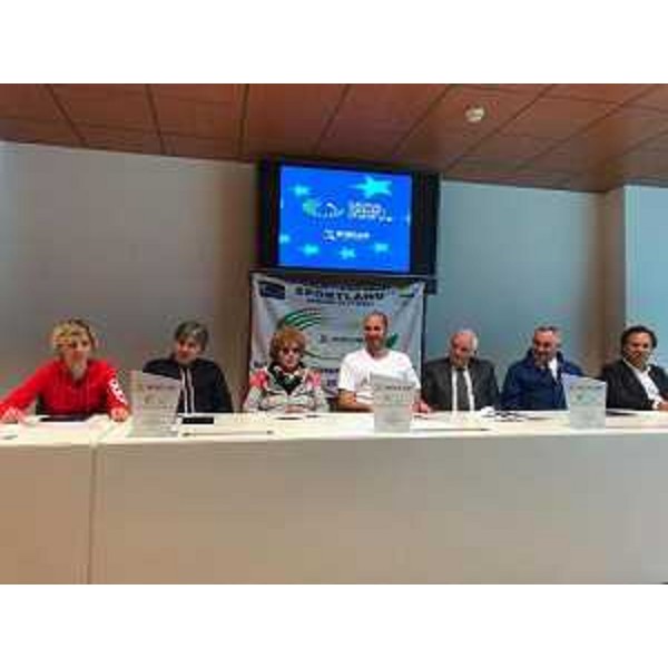 Gli assessori regionali allo Sport, Tiziana Gibelli, alle Attività produttive e al turismo, Sergio Bini, e alle Finanze, Barbara Zilli, con il sindaco di Gemona Roberto Revelant alla presentazione del programma Sportland in Regione a Udine