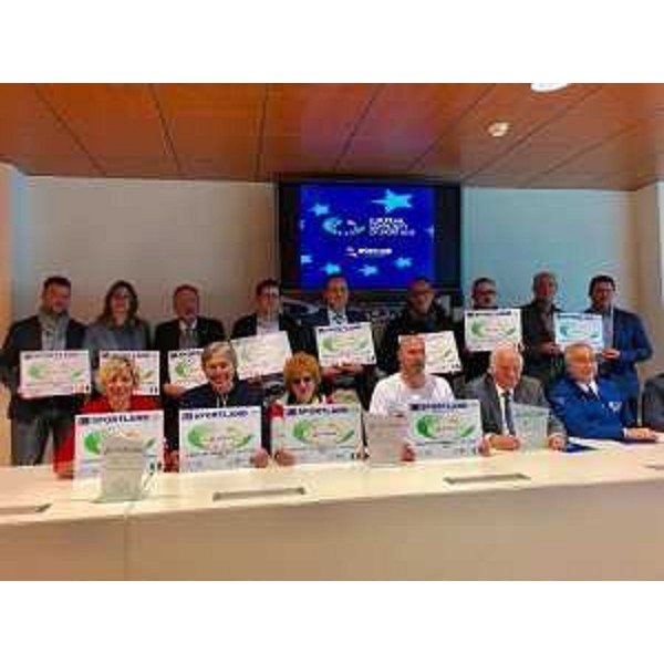 Gli assessori regionali allo Sport, Tiziana Gibelli, alle Attività produttive e al turismo, Sergio Bini, e alle Finanze, Barbara Zilli, con il sindaco di Gemona Roberto Revelant alla presentazione del programma Sportland in Regione a Udine