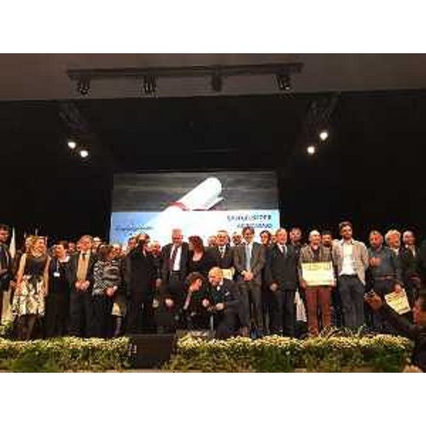 La foto di gruppo con l'assessore regionale Bini, il presidente del Consiglio regionale Piero Mauro Zanin e gli artigiani premiati dal presidente di Confartigianato Graziano Tilatti.