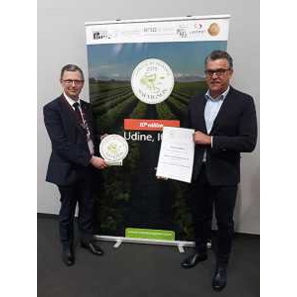 L'assessore Stefano Zannier assieme a Paolo Pittaro (a destra nella foto) della Cantina Pitars di San Martino al Tagliamento, premiata per il Sauvignon Braida Santa Cecilia, Friuli DOC, alla decima edizione del concorso mondiale del sauvignon