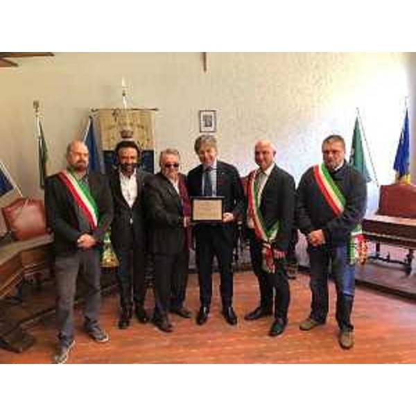 L'assessore regionale Sergio Emidio Bini a Moggio al conferimento della cittadinanza onoraria a Gilio Munaro, presidente della Cartiere Ermolli Spa con il sindaco, Giorgio Filaferro, e gli amministratori dei Comuni limitrofi